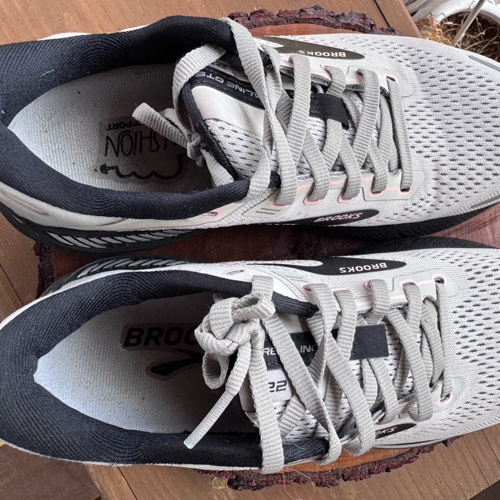 Brooks Adrenaline GTS 22 women's Running Shoes - Light Gray with Black Accents 7 - Picture 7 of 10